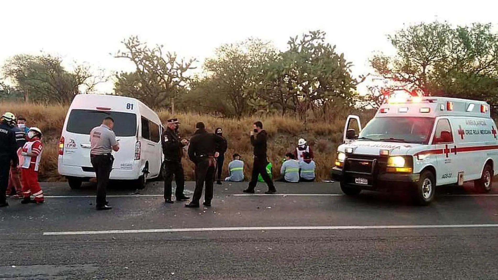 Ambulancia y paramédicos de la cruz roja en la carretera